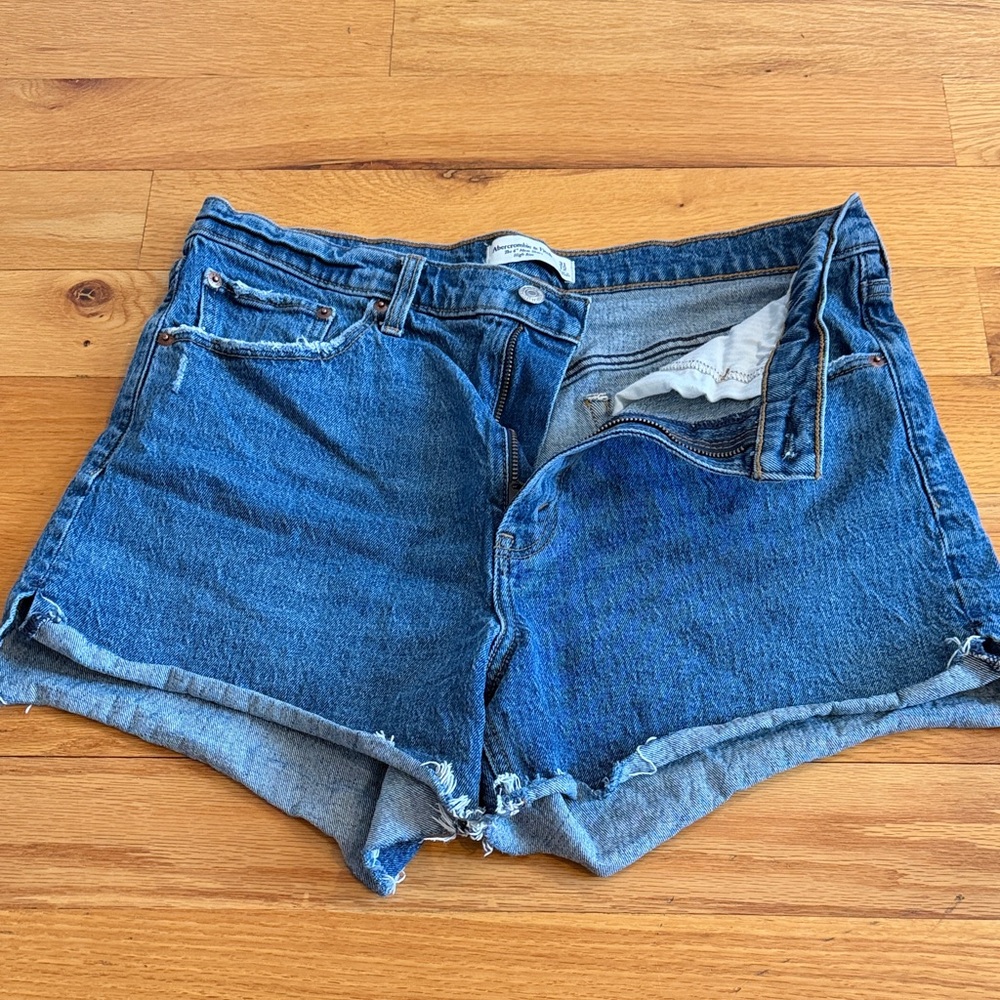 Abercrombie 4” High Rise Mom Shorts